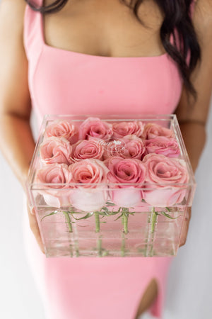 Roses in a clear box - Medium Flowers fleurandco 