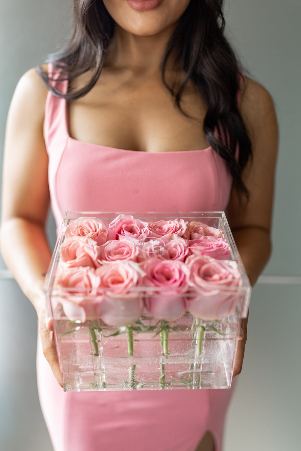 Roses in a clear box - Medium Flowers fleurandco 